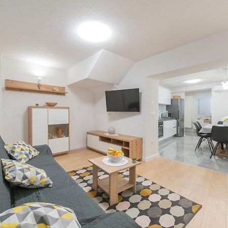 Apartmani Mara Kaštela 外观 照片